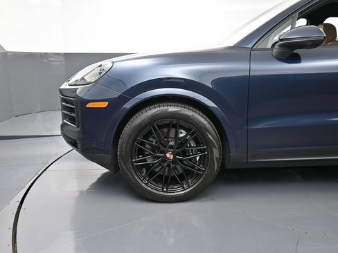 Certified 2025 Porsche Cayenne AWD/4WD image 12