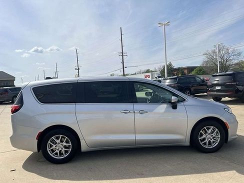 Used 2023 Chrysler Pacifica Touring-L image 4