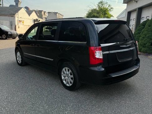 Used 2014 Chrysler Town & Country Touring FWD image 5
