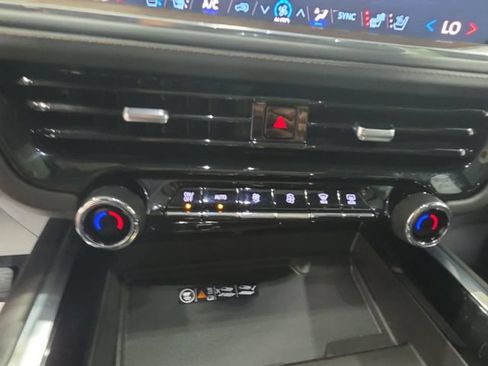Used 2025 Chevrolet Suburban High Country AWD/4WD image 16