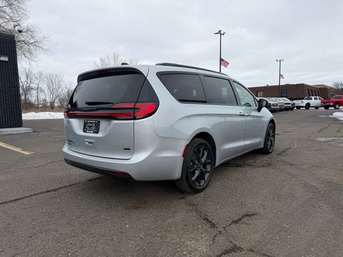 Used 2023 Chrysler Pacifica Touring-L w/ S Appearance Package AWD/4WD image 5