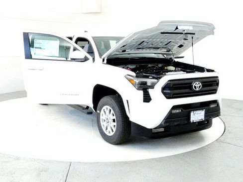 Used 2025 Toyota Tacoma SR5 AWD/4WD image 9