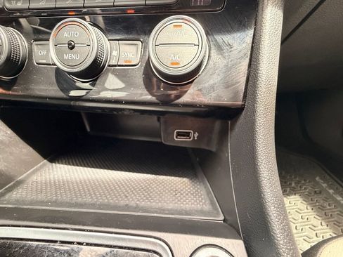 Used 2019 Volkswagen Jetta R-Line w/ R-Line Cold Weather Package FWD image 21