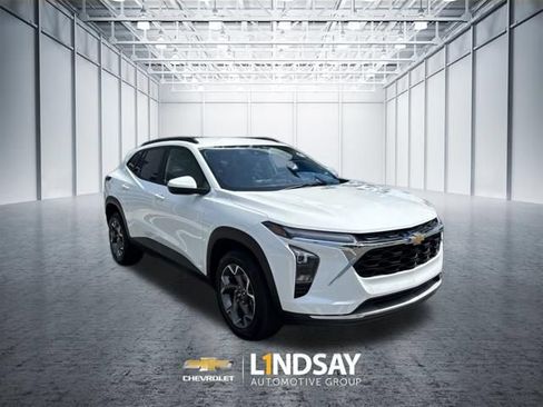 Used 2025 Chevrolet Trax LT FWD image 2