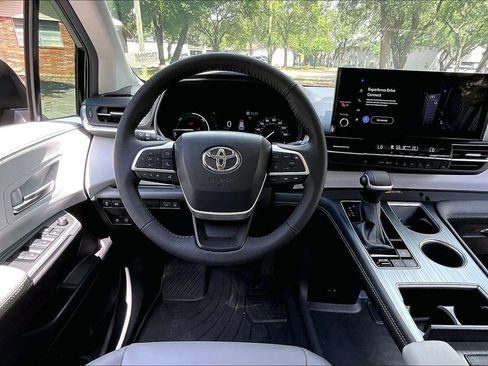 Used 2026 Toyota Sienna XLE FWD image 8