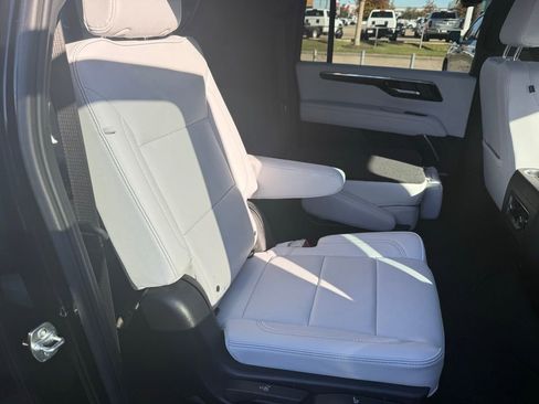 New 2025 Chevrolet Suburban Premier image 34