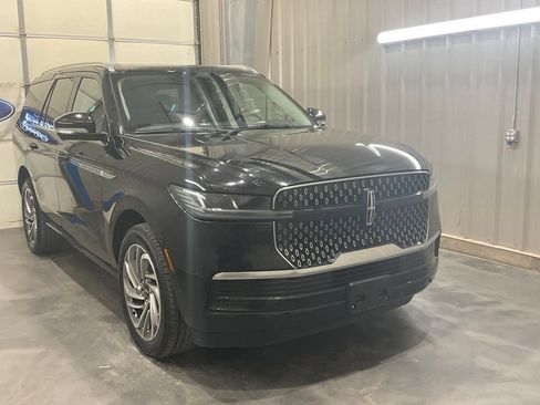 Used 2025 Lincoln Navigator Reserve AWD/4WD image 2