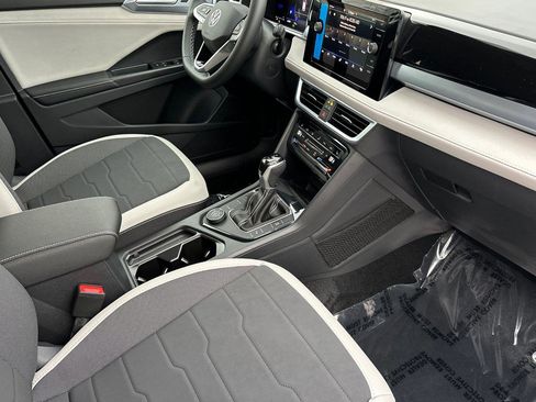 New 2026 Volkswagen Taos SE image 15