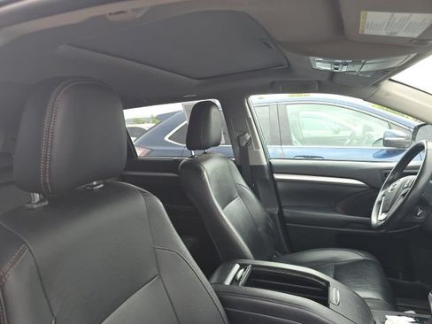 Used 2019 Toyota Highlander XLE w/ Carpet Mat Package (TMS) AWD/4WD image 11