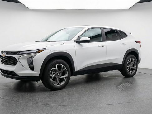 Used 2025 Chevrolet Trax LT w/ LT Convenience Package image 3