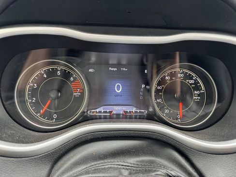 Used 2018 Jeep Cherokee Trailhawk AWD/4WD image 10