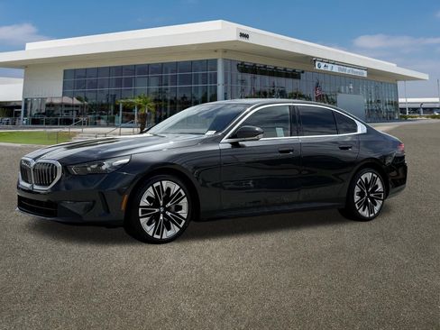 Certified 2024 BMW 530i w/ Premium Package RWD image 5