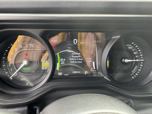 Used 2025 Jeep Wrangler Unlimited Sahara AWD/4WD image 32