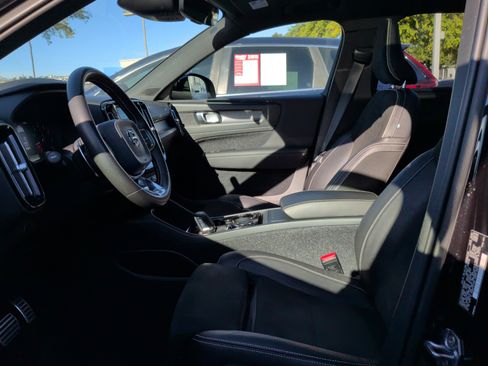 Used 2020 Volvo XC40 T4 R-Design image 18