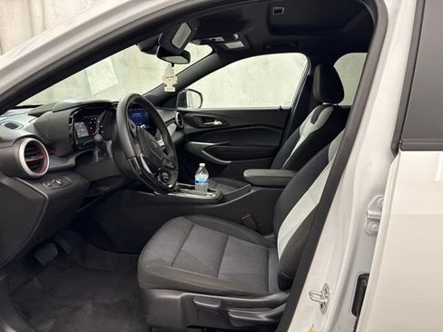 Used 2025 Chevrolet Trax RS w/ Sunroof Package FWD image 19