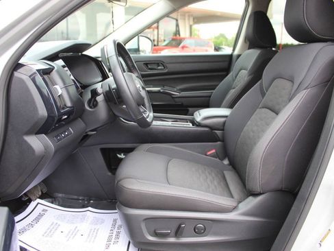 Used 2025 Nissan Pathfinder SV FWD image 20