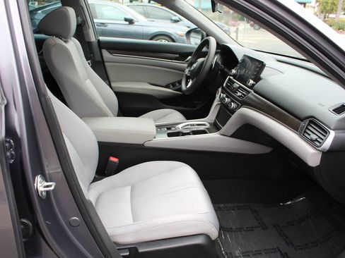Used 2019 Honda Accord EX image 10
