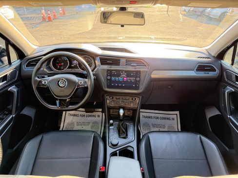 Used 2020 Volkswagen Tiguan SE w/ Panoramic Sunroof Package image 26