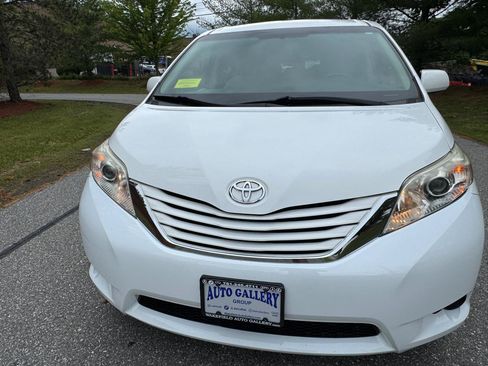 Used 2017 Toyota Sienna LE FWD image 24