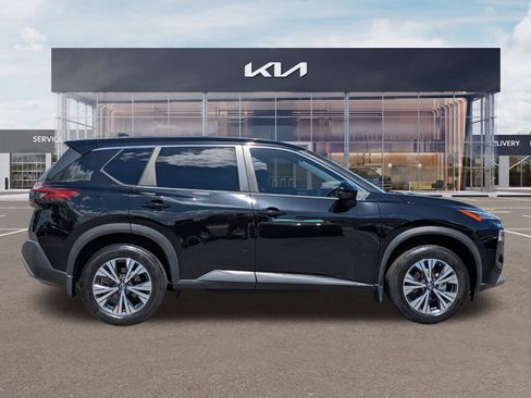Used 2022 Nissan Rogue SV FWD image 3