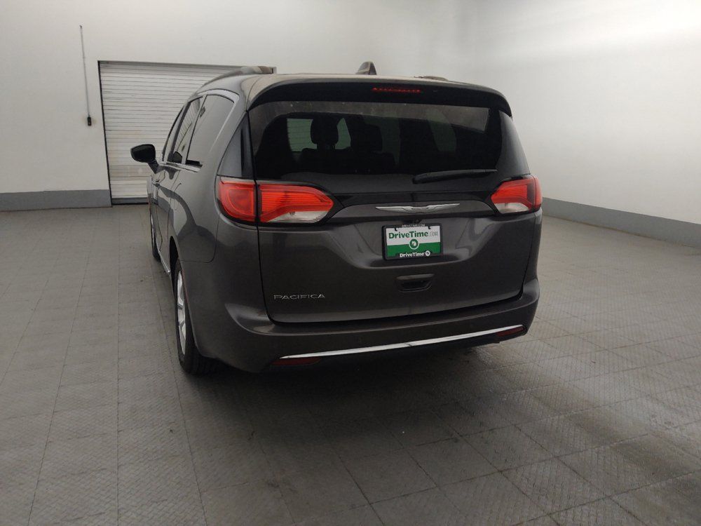 Used 2017 Chrysler Pacifica Touring-L w/ Tire & Wheel Group FWD image 6