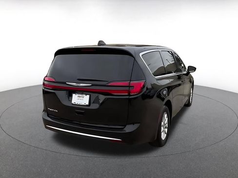 Used 2025 Chrysler Pacifica Select image 14
