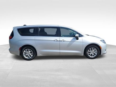 Used 2023 Chrysler Voyager LX FWD image 3