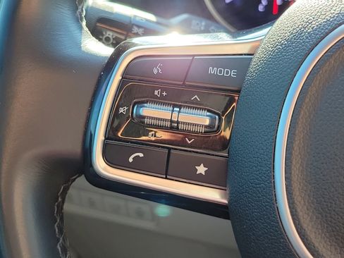 Used 2023 Kia Carnival EX FWD image 19