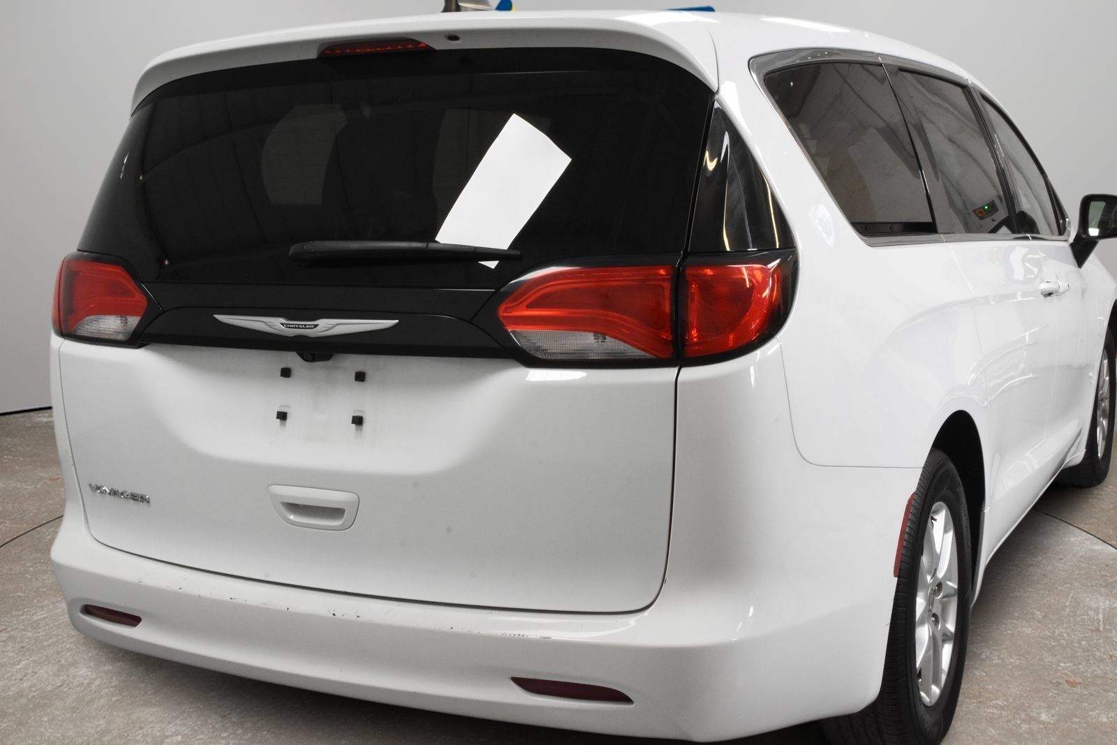 Used 2023 Chrysler Voyager LX FWD image 3