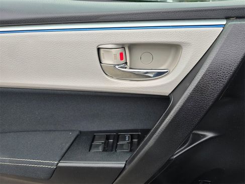 Used 2015 Toyota Corolla LE image 32