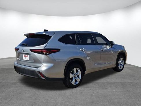 Used 2024 Toyota Highlander LE image 4