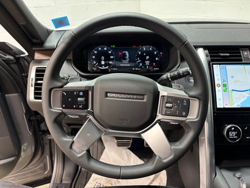 New 2025 Land Rover Discovery Dynamic SE image 19