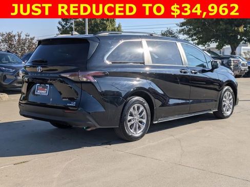 Used 2024 Toyota Sienna LE w/ LE Plus Package image 5