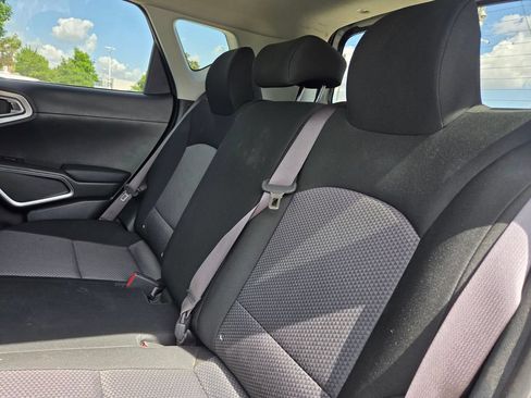 Used 2025 Kia Soul LX w/ LX Technology Package FWD image 24