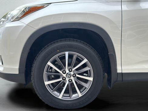 Used 2019 Toyota Highlander XLE FWD image 47
