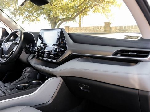 Used 2022 Toyota Highlander XLE image 24