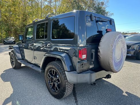 Used 2018 Jeep Wrangler Unlimited Sahara image 3