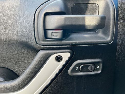 Used 2014 Jeep Wrangler Polar Edition image 13