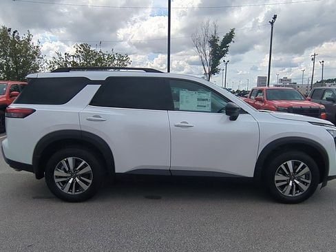 New 2026 Nissan Pathfinder SL FWD image 2