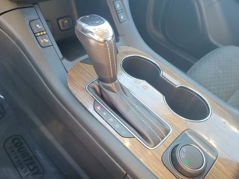 Used 2018 GMC Acadia SLE image 27