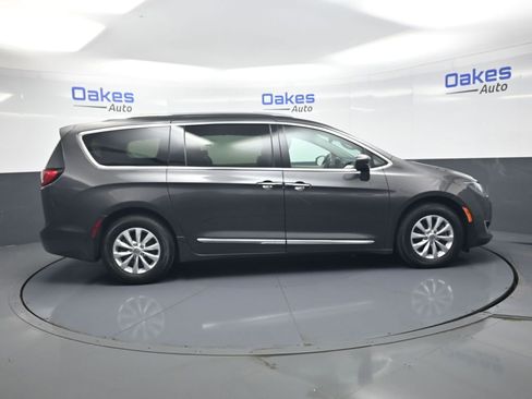 Used 2019 Chrysler Pacifica Touring-L FWD image 9