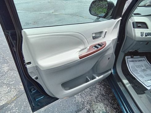 Used 2011 Toyota Sienna Limited w/ Entertainment Pkg FWD image 15