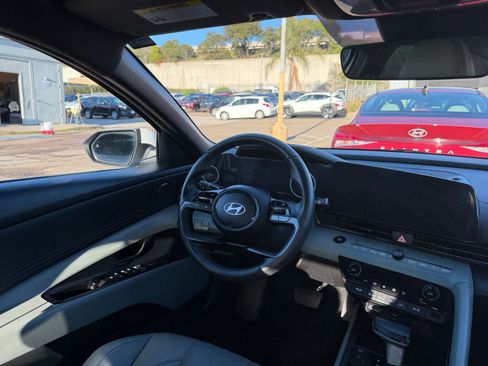 Used 2025 Hyundai Elantra Limited image 34