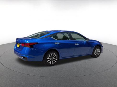 Used 2025 Nissan Altima 2.5 SV FWD image 15