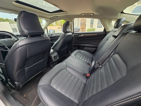 Used 2018 Ford Fusion SE w/ Fusion SE Technology Package FWD image 16
