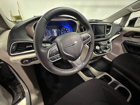 Used 2023 Chrysler Voyager LX FWD image 17