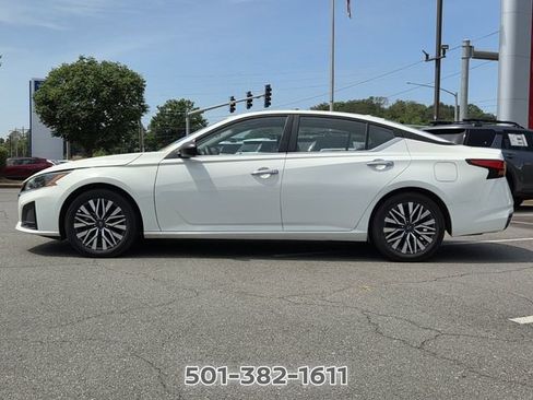 Used 2025 Nissan Altima 2.5 SV FWD image 2