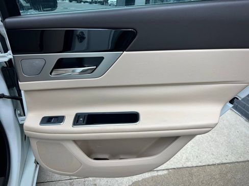 Used 2016 Jaguar XF Premium image 28
