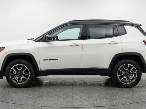 Used 2025 Jeep Compass Trailhawk image 5