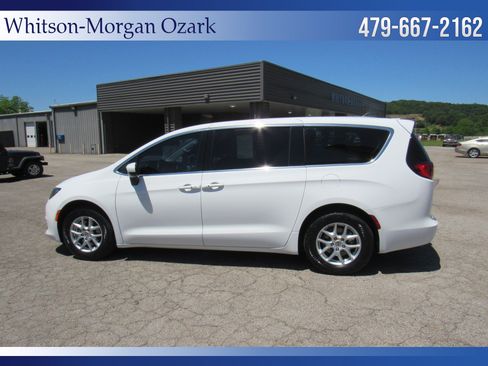 Used 2022 Chrysler Voyager LX FWD image 8